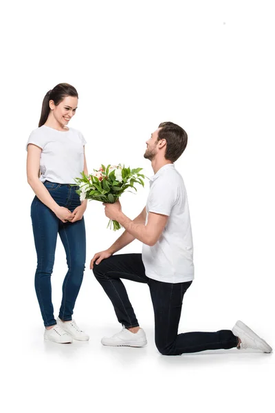 Couple avec bouquet de fleurs — Photo de stock