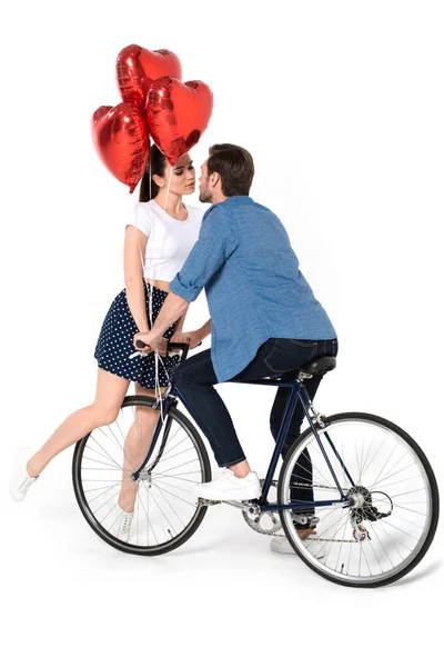 Pareja con bicicleta y globos - foto de stock