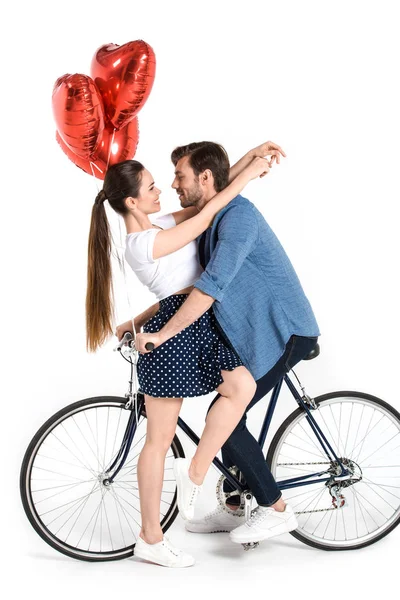 Coppia con bicicletta e palloncini — Foto stock