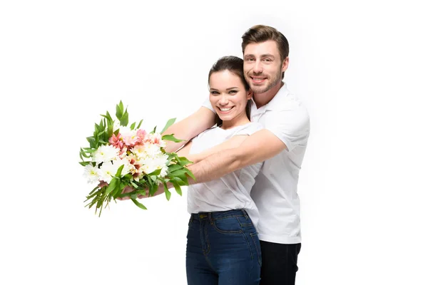 Couple avec bouquet de fleurs — Photo de stock