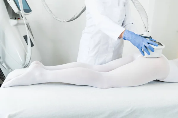 Женщина, проходящая процедуру липосакции — Stock Photo