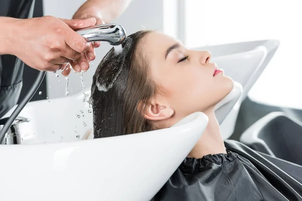 Femme ayant un lavage de cheveux — Photo de stock
