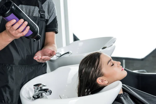 Mujer teniendo lavado de pelo - foto de stock