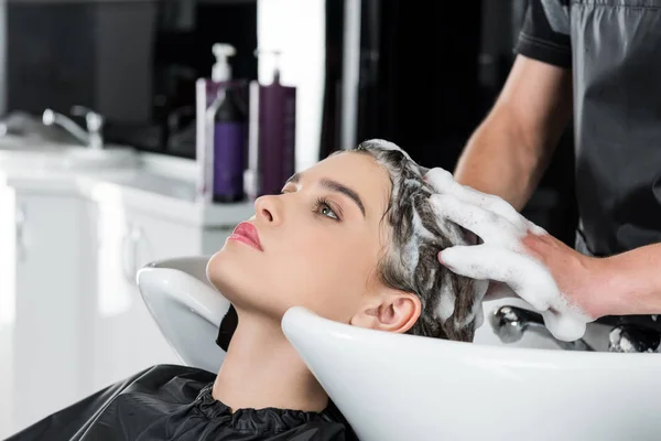 Mujer teniendo lavado de pelo - foto de stock