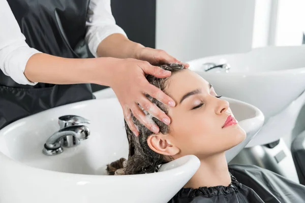 Mujer teniendo lavado de pelo - foto de stock