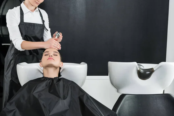 Mujer teniendo lavado de pelo - foto de stock