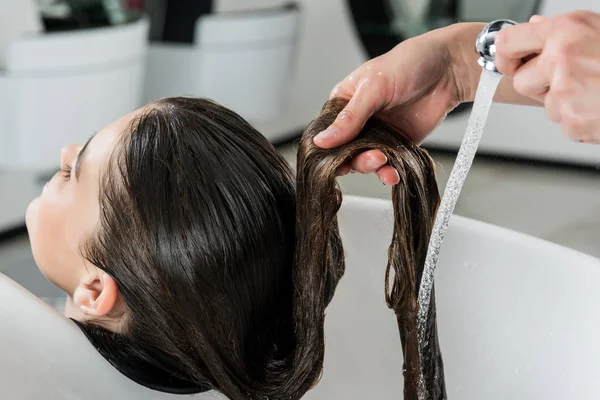 Mujer teniendo lavado de pelo - foto de stock