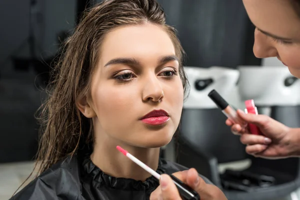 Mujer consiguiendo maquillaje profesional - foto de stock