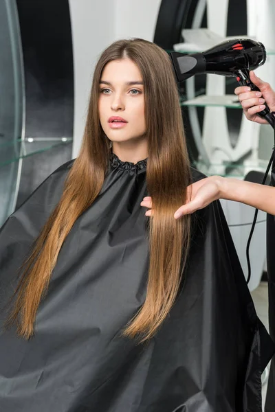 Secado de cabello - foto de stock