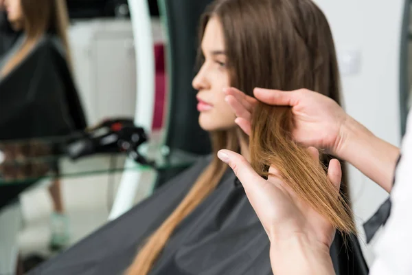 Jeune femme avec de beaux cheveux — Photo de stock