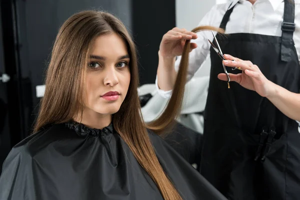 Cabelo de corte estilista de mulher — Fotografia de Stock