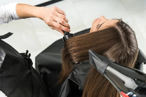 Secado de cabello - foto de stock