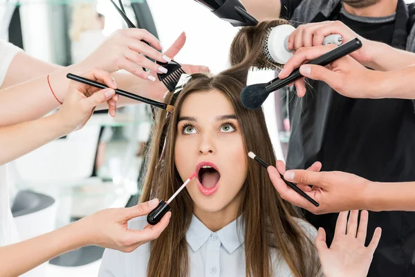 Femme dans salon de beauté obtenir coiffage — Photo de stock