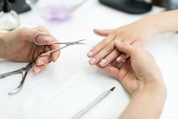 Procedimiento de manicura profesional - foto de stock