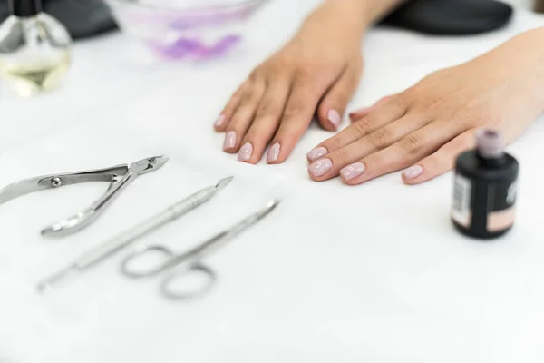 Unhas polidas com ferramentas de manicure — Fotografia de Stock