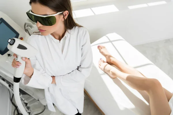 Giovane terapeuta depilazione — Foto stock