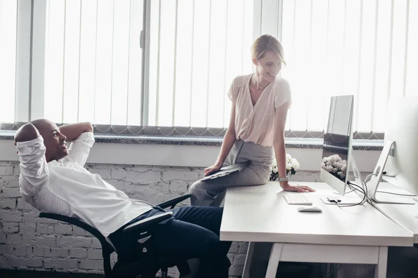 Homme d'affaires et femme d'affaires en fonction — Photo de stock