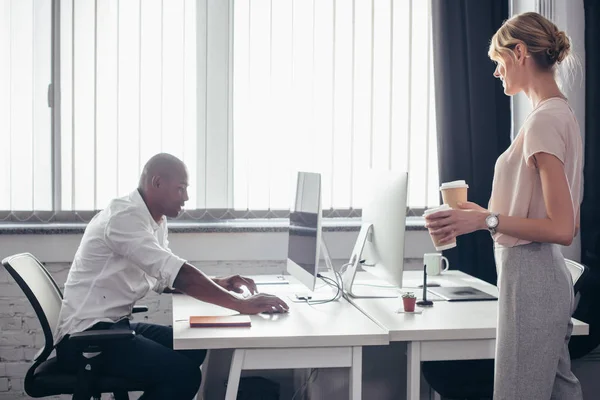 Donna d'affari che porta il caffè al collega — Foto stock