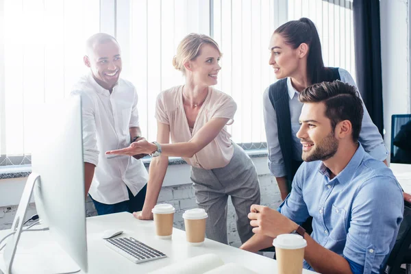 Gente de negocios con computadora de escritorio - foto de stock