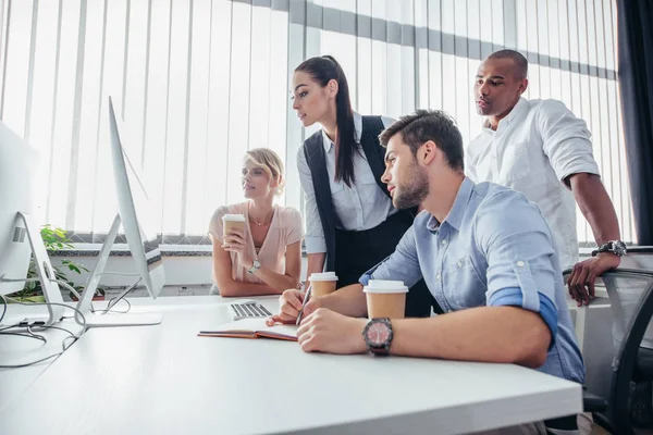 Gens d'affaires avec ordinateur de bureau — Photo de stock