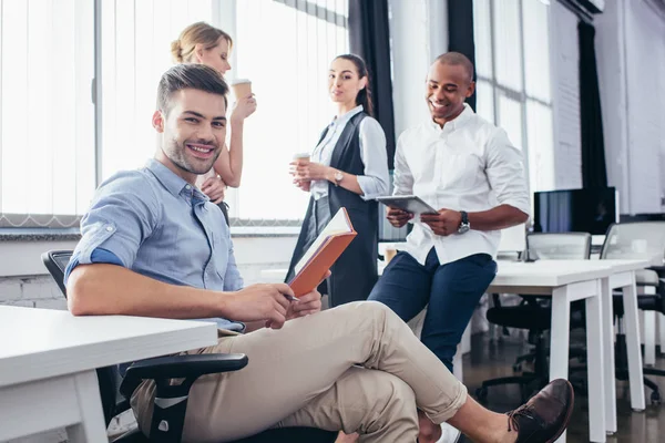 Jóvenes empresarios en el cargo - foto de stock