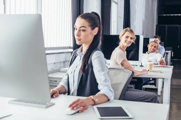 Jóvenes empresarios en el cargo - foto de stock