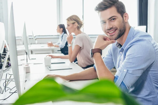 Beau homme d'affaires au bureau — Photo de stock