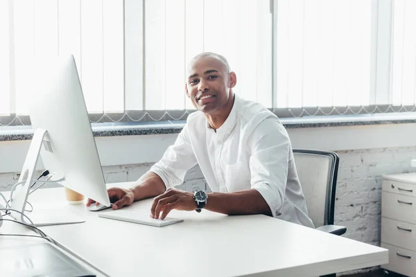 Empresario usando computadora de escritorio - foto de stock