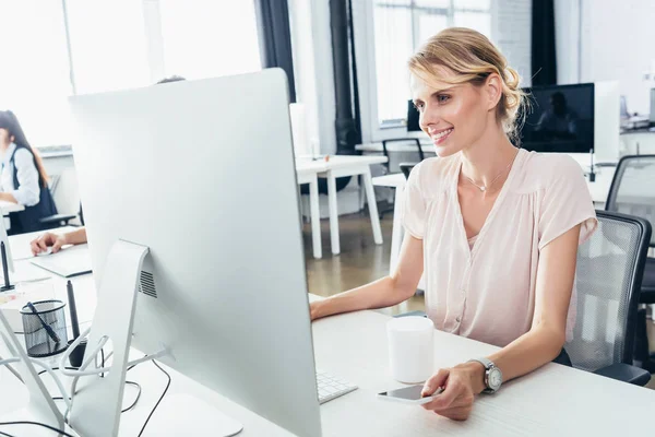Businesswoman using desktop computer — Stock Photo