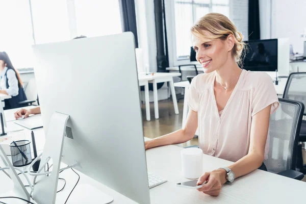 Empresaria usando computadora de escritorio - foto de stock