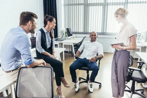 Geschäftskollegen reden im Büro — Stockfoto