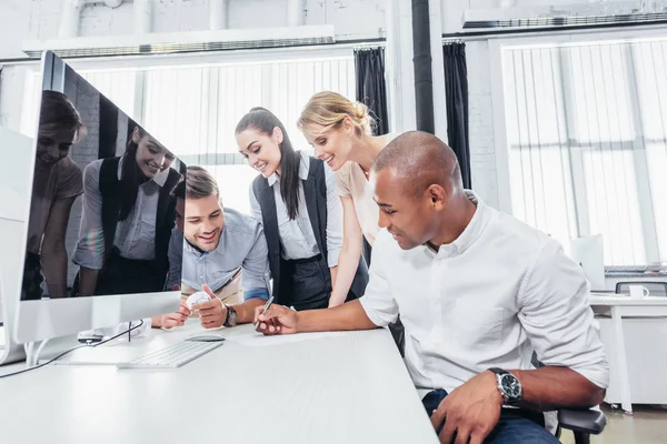 Les gens d'affaires travaillent ensemble — Photo de stock