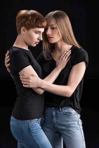 Lésbicas casal abraçando — Fotografia de Stock