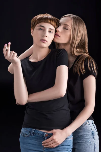 Junge Frau umarmt Freundin — Stockfoto
