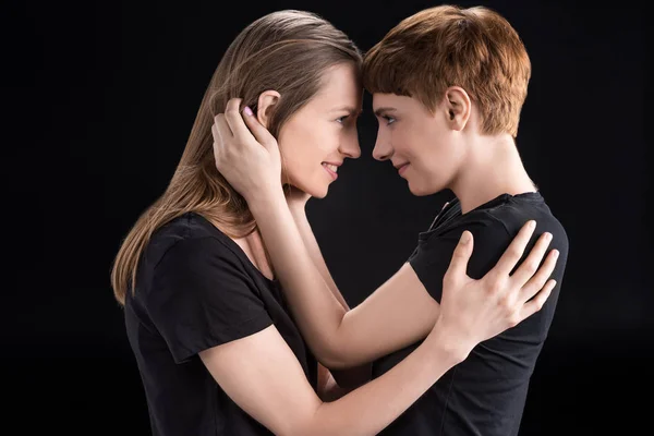 Casal lésbico tocando testa — Fotografia de Stock