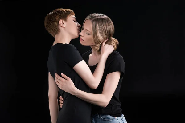 Lesbienne couple penché dans pour baiser — Photo de stock