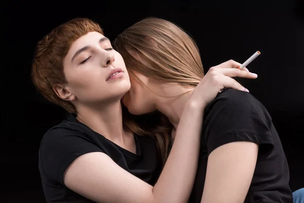Молода жінка цілує шию подруги — Stock Photo