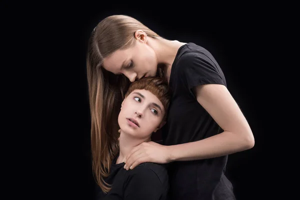 Frau umarmt aufgebrachte Freundin — Stockfoto