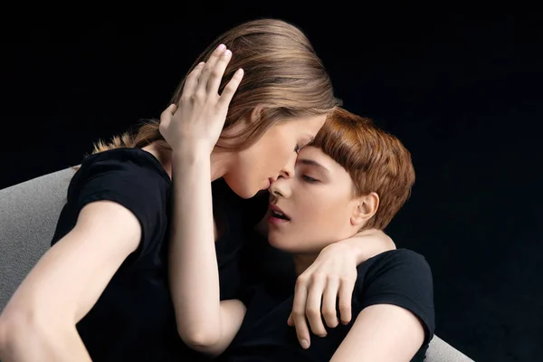 Coppia lesbica che abbraccia sul divano — Foto stock