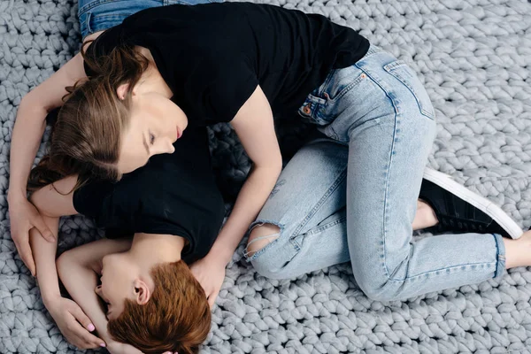 Coppia lesbica sdraiata insieme — Foto stock