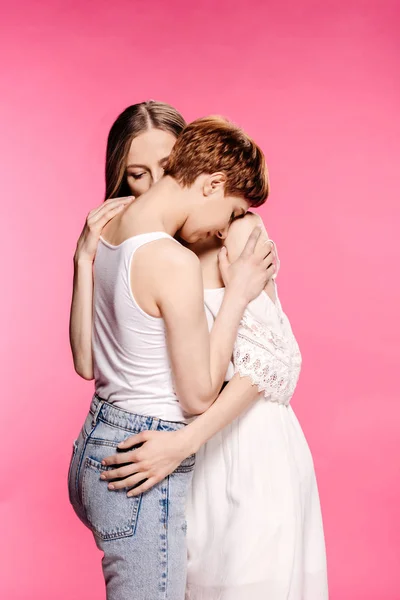 Lesbisches Paar umarmt sich — Stockfoto