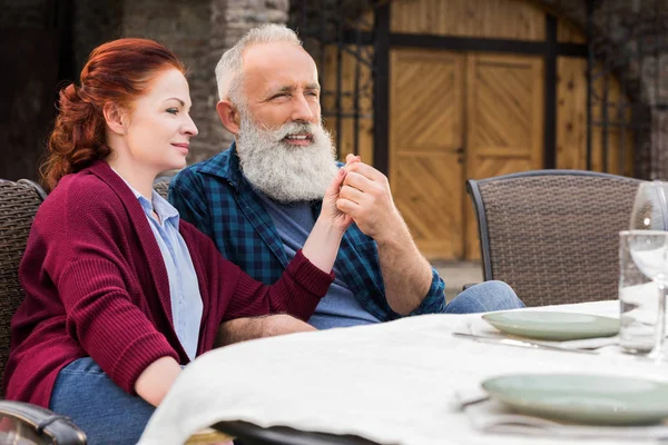 Paar sitzt beim Abendessen am Tisch — Stockfoto