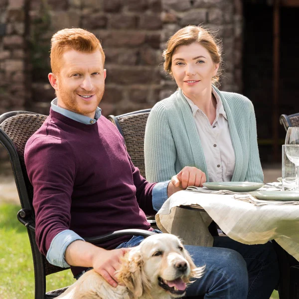 Pareja sentada en la mesa durante la cena — Stock Photo