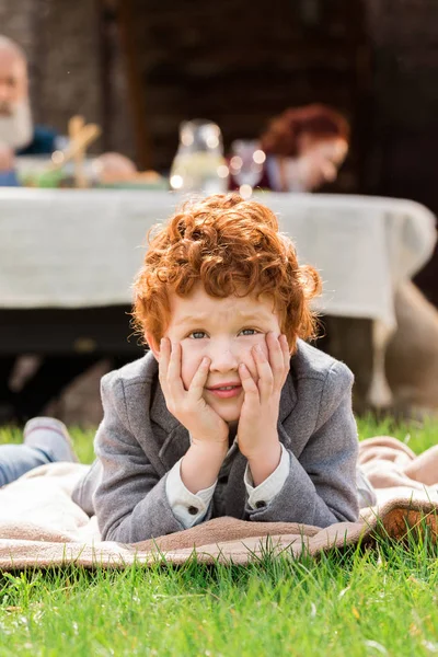 Pequeño niño pensativo - foto de stock