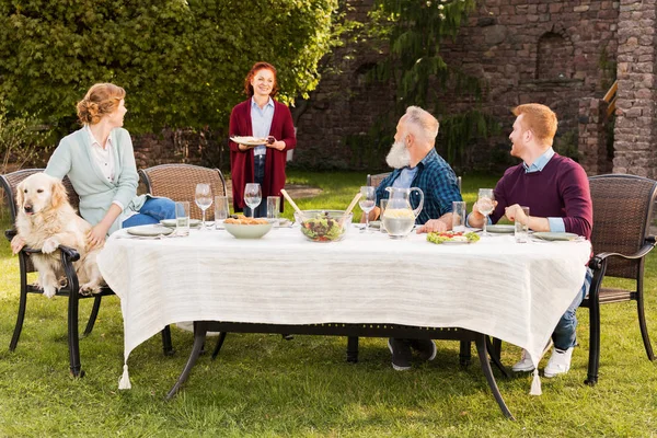 Famille dînant ensemble — Photo de stock