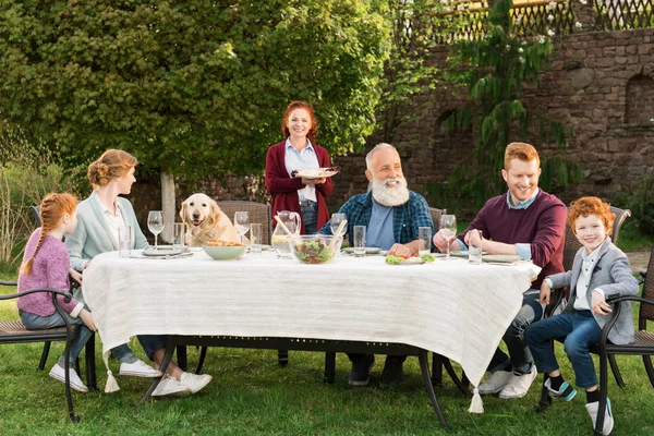 Familia cenando en el campo - foto de stock