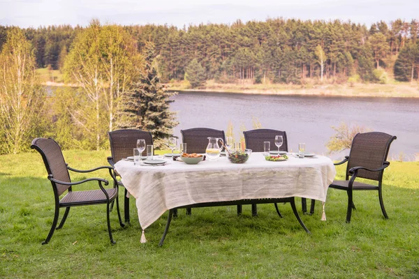 Mesa vacía con cena - foto de stock