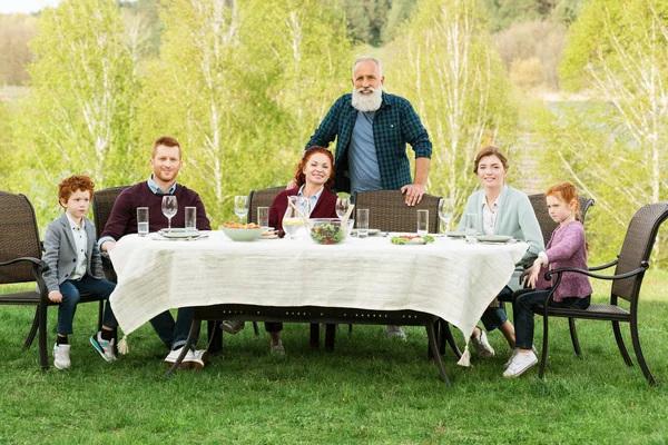 Familia cenando en el campo — Stock Photo