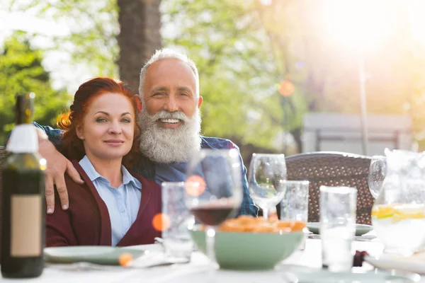 Heureux couple aîné à la campagne — Photo de stock