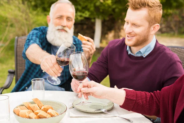 Famille cliquetis verres de vin — Photo de stock